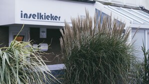 Un edificio con un letrero que dice "insekliiker".