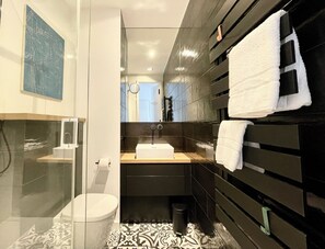 Douche, sèche-cheveux, serviettes fournies