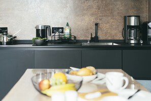 Køleskab, kogeplade, opvaskemaskine, kaffe-/temaskine