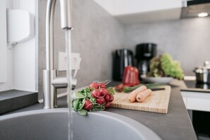 Een koelkast, een magnetron, een oven, een kookplaat