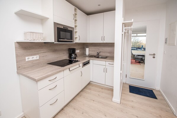 Køleskab, mikrobølgeovn, kogeplade, opvaskemaskine