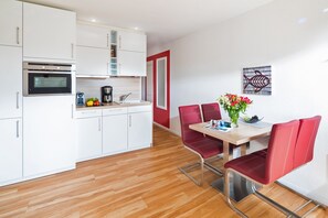 Réfrigérateur, micro-ondes, plaque de cuisson, lave-vaisselle