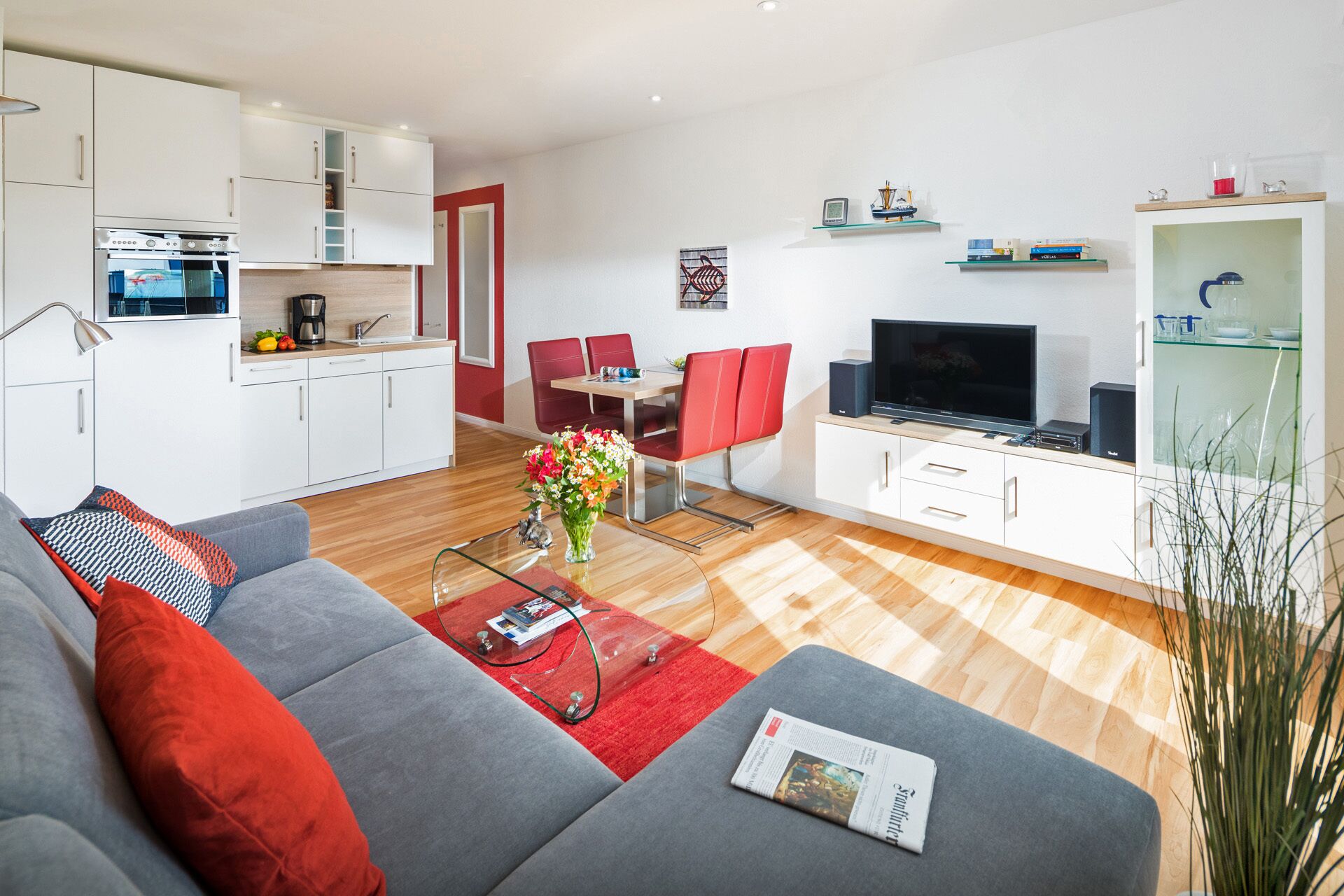 Un appartement moderne comprenant une cuisine, un coin repas et un salon.