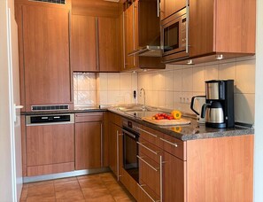 ثلاجة، ميكروويف، فرن، موقد طهي مسطح