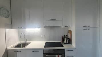 Een koelkast, een oven, een kookplaat, een vaatwasser