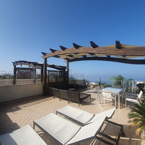 Outdoor dining - Sea View Apartment - Superbly Located in Pizzo, Calabria (Pizzo)