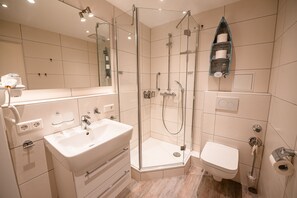 Shower, hair dryer, towels - Haus Nordseeblick Wohnung 1 (Norderney)