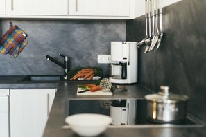 Réfrigérateur, four à micro-ondes, surface de cuisson, lave-vaisselle