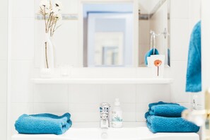シャワー、ヘアドライヤー、タオル