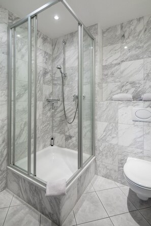 Dusche, Haartrockner, Handtücher