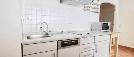 Réfrigérateur, four à micro-ondes, surface de cuisson, lave-vaisselle