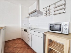 Køleskab, mikrobølgeovn, kogeplade, opvaskemaskine