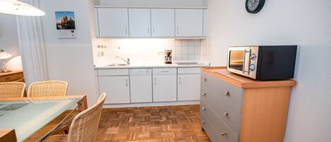 ثلاجة، ميكروويف، موقد طهي مسطح، غسالة أطباق