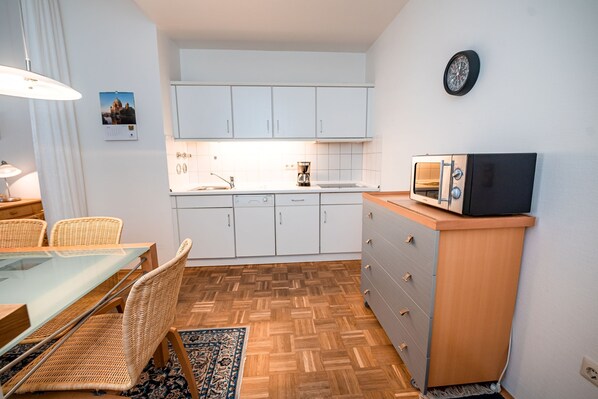 Kühlschrank, Mikrowelle, Herdplatte, Geschirrspüler