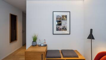 Quarto casal conforto, vista para o jardim | Frigobar (abastecido com itens grátis), escrivaninha, Wi-Fi de cortesia