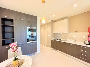 Apartment (0 Bedroom) | Private kitchen | Fridge, microwave, oven, toaster - New Spacious Studio in Park View (Dubai)