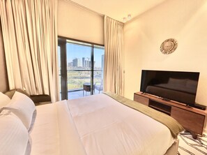 Apartment (0 Bedroom) | Iron/ironing board, bed sheets - New Spacious Studio in Park View (Dubai)