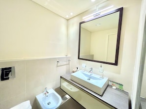 Bathroom - New Spacious Studio in Park View (Dubai)