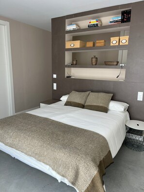 5 bedrooms, iron/ironing board, travel cot, WiFi