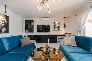 Villa Design | Aire de séjour | Téléviseur à écran plat de 100 cm avec télévision par satellite