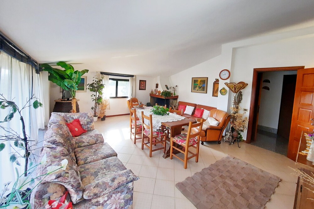 Exclusive apartment in a villa just a stone's throw away from the beach.
