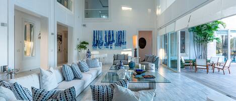 Fernseher, DVD-Player, Stereoanlage