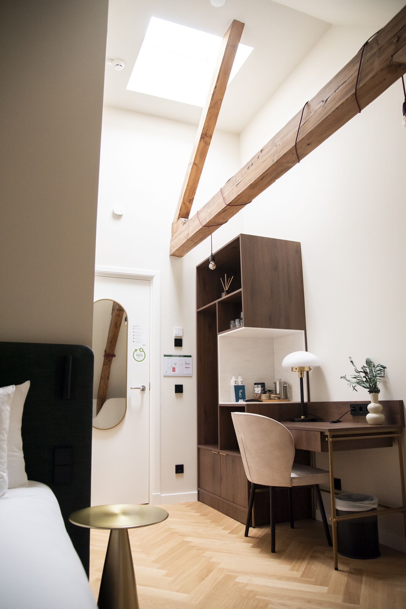 Espacio para trabajar con laptop y tabla de planchar con plancha 