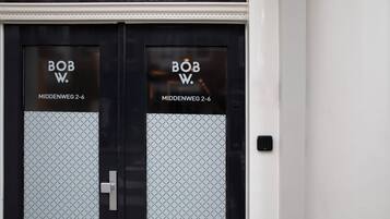 Dos puertas con la señalización "BOB W. MIDDENWEG 2-6".