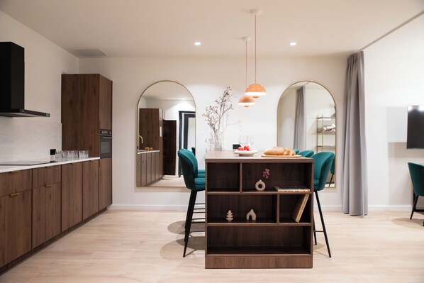 55-inch LED TV with cable channels, TV - Bob W Amsterdam Oosterpark (Amsterdam)