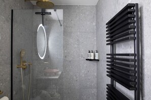 Shower, eco-friendly toiletries, hair dryer, towels - Bob W Amsterdam Oosterpark (Amsterdam)