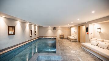 Una piscina techada
