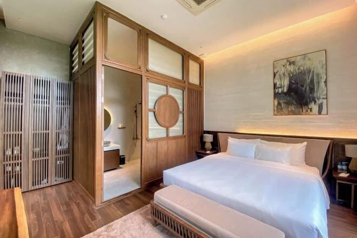 1 bedroom, hypo-allergenic bedding, minibar, desk