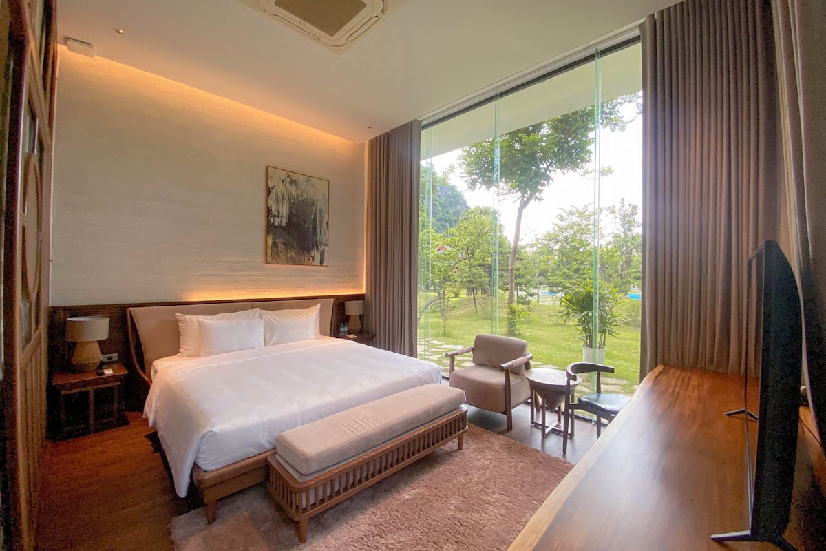 Deluxe Double or Twin Room | 1 bedroom, hypo-allergenic bedding, minibar, desk