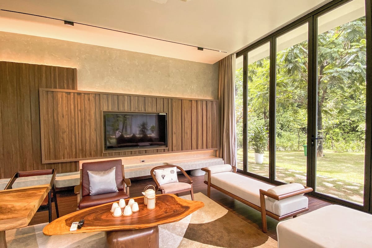 Villa | Living area | 42-inch Smart TV with cable channels, TV
