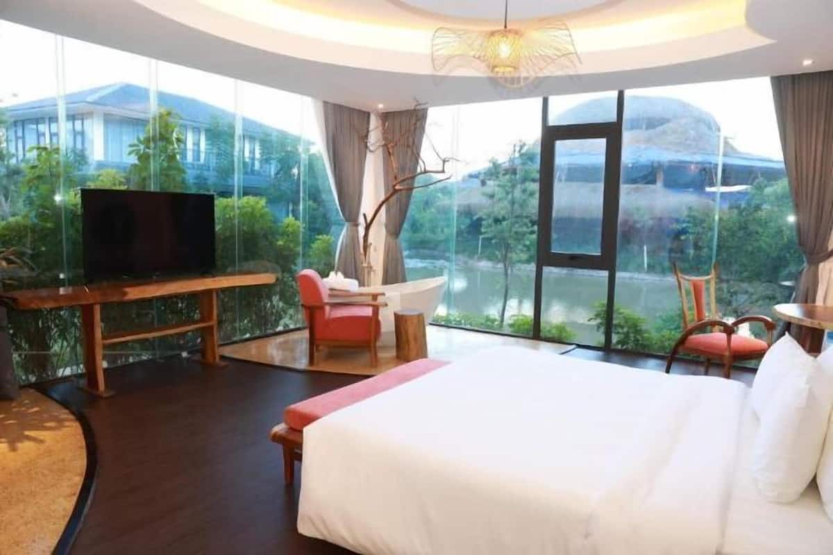 1 bedroom, hypo-allergenic bedding, minibar, desk