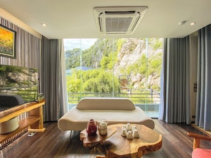 Suite, 1 King-Bett | 1 Schlafzimmer, Allergikerbettwaren, Minibar, Schreibtisch