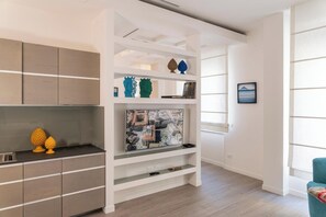 Deluxe Room | Living area | 45-inch Smart TV with digital channels, Netflix, streaming services - La Musa Apartments & Rooms (Palermo)