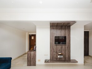 Royal Quadruple Room | Living area - Hotel Galaxy (Surat)