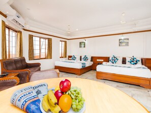 Royal-Vierbettzimmer | Hochwertige Bettwaren, Schreibtisch, schallisolierte Zimmer