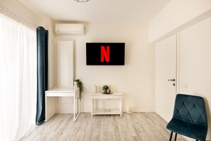 Exclusive Apartment | Living area | 123-cm LED TV with digital channels, TV - Metropole Apartments Ateneum Residence (Bucharest)