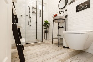 Appartement exclusif | Salle de bain | Douche, douche cascade, articles de toilette (gratuits)