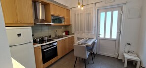 Apartamento urbano, 1 cama de casal | Cozinha privada | Máquina de café expresso, chaleira elétrica, mesas de jantar