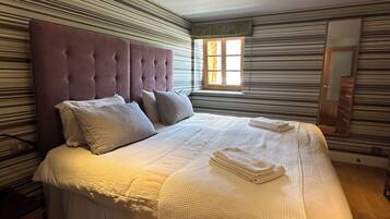 Desk, soundproofing, free WiFi, bed sheets