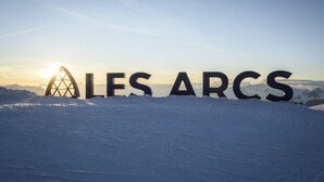 Un paisaje nevado con las palabras "ALLES ARCS" en letras grandes.