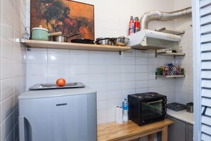 Private kitchen - Ampelokipi Metro Roomy Delightful Oasis (Athens)