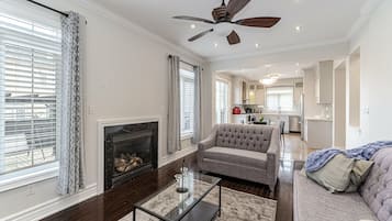 Vila Presidensial | Area keluarga | Televisi LED 65-inci dengan saluran TV digital, TV, dan Netflix