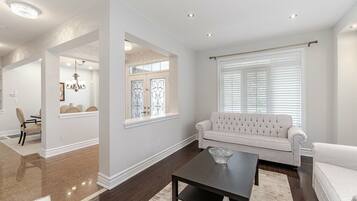 Vila Presidensial | Area keluarga | Televisi LED 65-inci dengan saluran TV digital, TV, dan Netflix