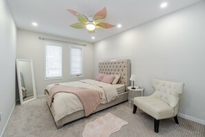 5 bedrooms, free WiFi, bed sheets - Waterfront Presidential Villa (Mississauga)