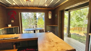 Eine rustikale Bar mit Holztresen, einem Tisch und einer Bank.