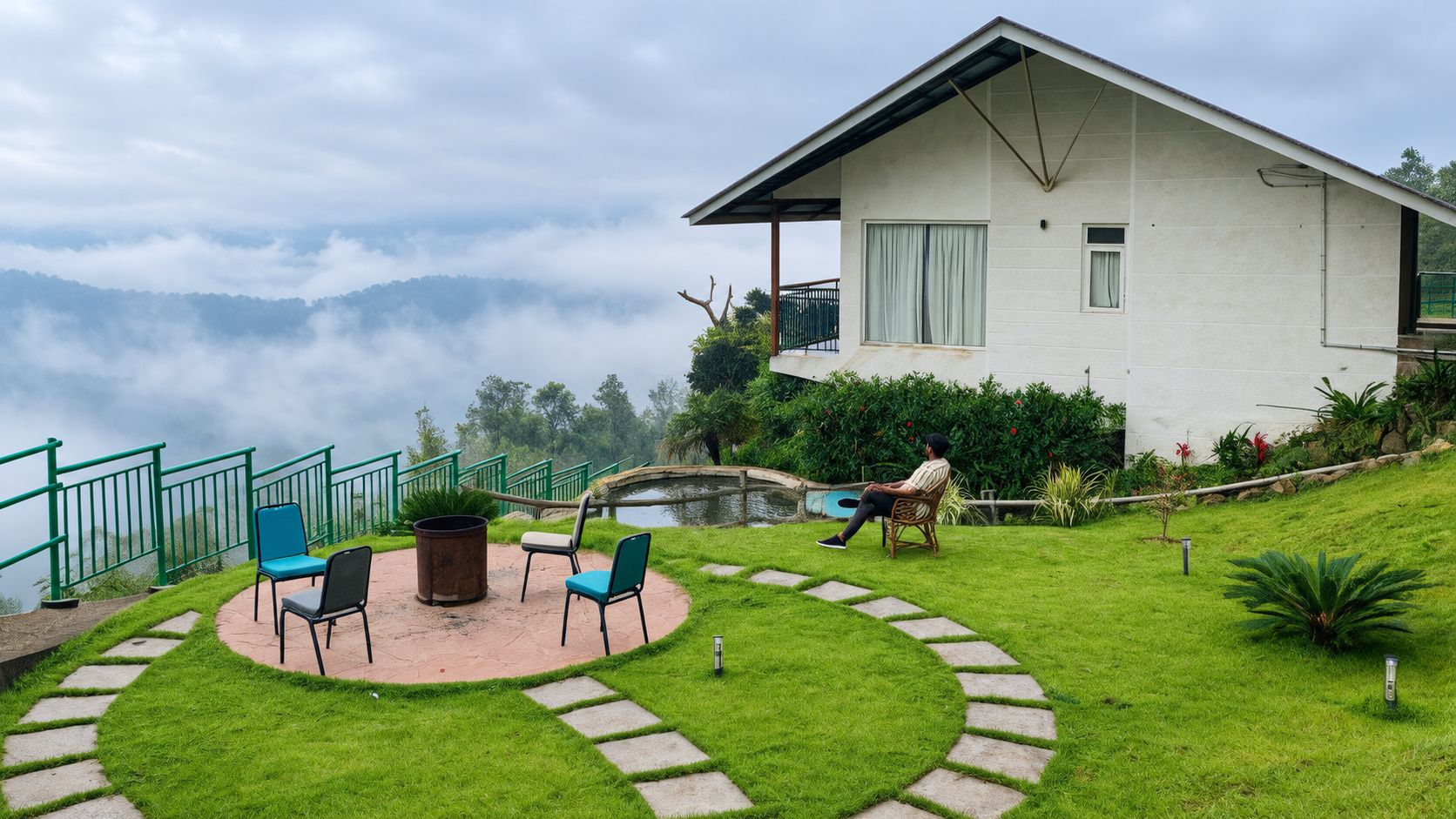 Una casa con un patio, un sendero de piedra y vistas a un cuerpo de agua y montañas.